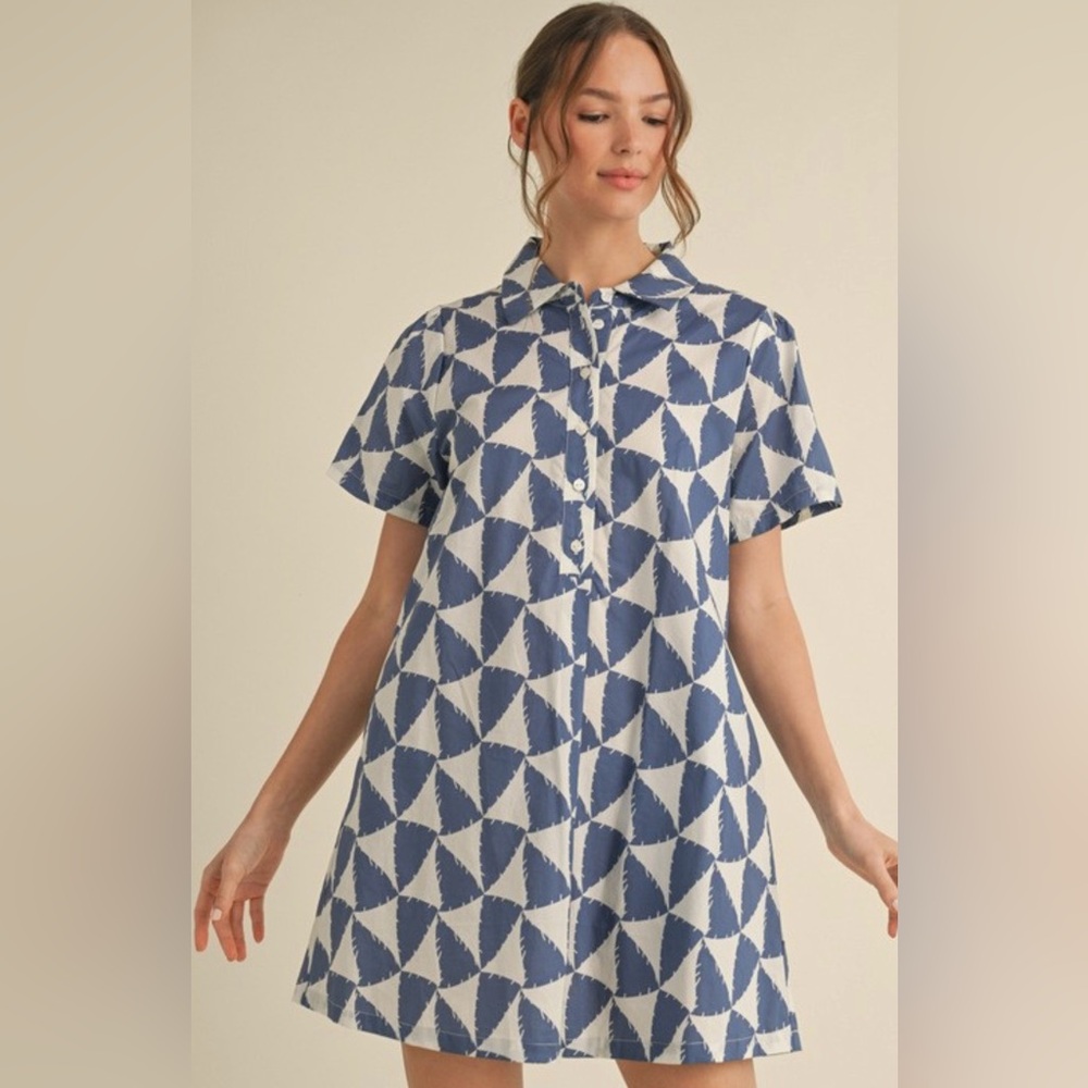 Geometric Button-up Dress With Pockets
New Size Small